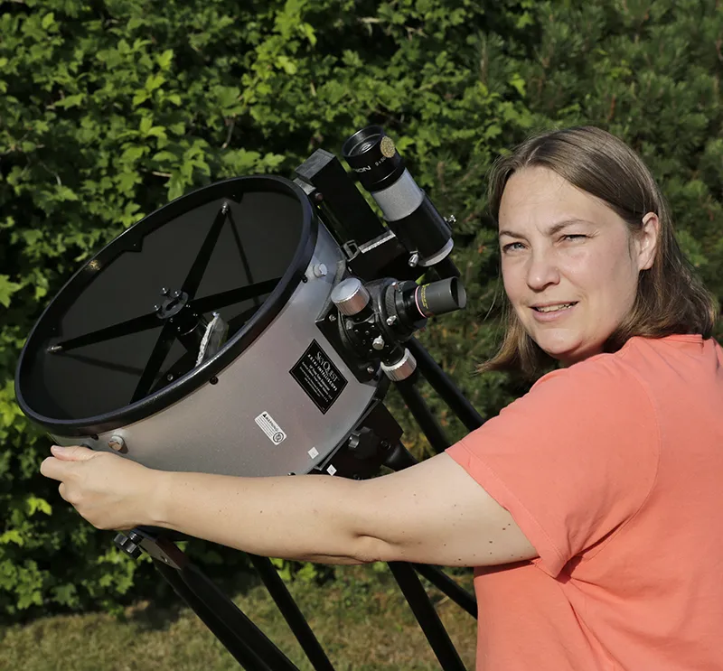 Carine Souplet et son télescope - Les Sentiers du Ciel