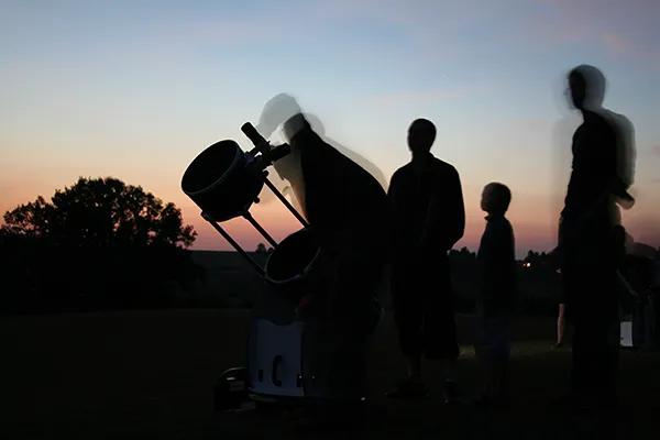 observateurs autour d'un télescope